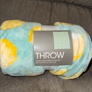New! Target Plush Throw Blanket Lemon super soft, 50” x 60”